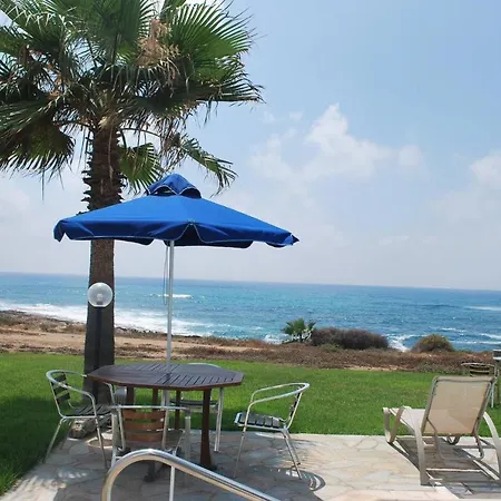 Sea Front Villa, Heated Private Pool, Amazing Location Paphos 323 别墅