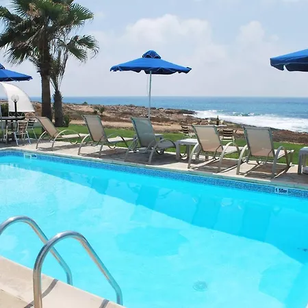 Sea Front Villa, Heated Private Pool, Amazing Location Paphos 323 别墅 *