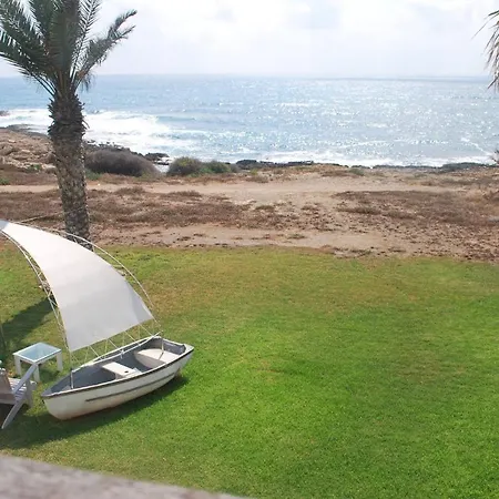 Sea Front Villa, Heated Private Pool, Amazing Location Paphos 323 别墅