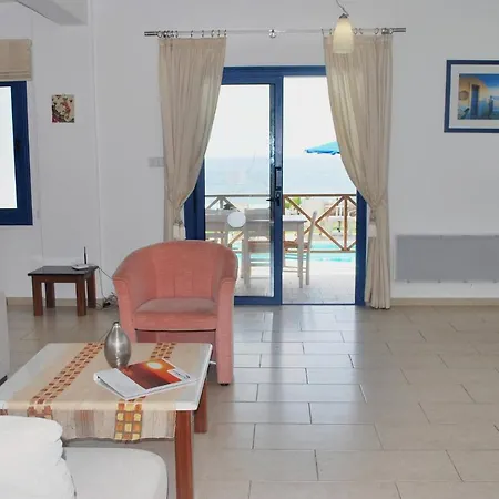 Sea Front Villa, Heated Private Pool, Amazing Location Paphos 323 * 基索内加