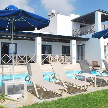 Sea Front Villa, Heated Private Pool, Amazing Location Paphos 323 别墅