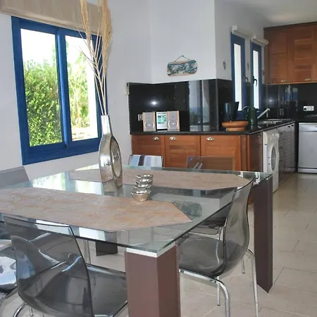 别墅 Sea Front Villa, Heated Private Pool, Amazing Location Paphos 323 *