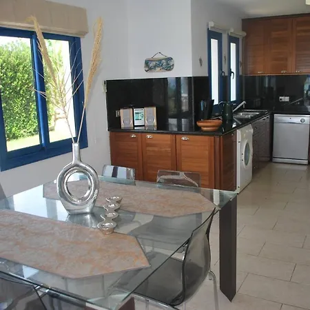 Sea Front Villa, Heated Private Pool, Amazing Location Paphos 323 基索内加