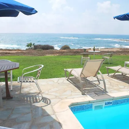 Sea Front Villa, Heated Private Pool, Amazing Location Paphos 323 别墅