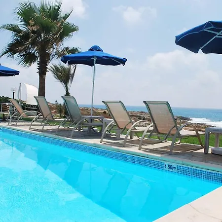 Sea Front Villa, Heated Private Pool, Amazing Location Paphos 323 别墅 *