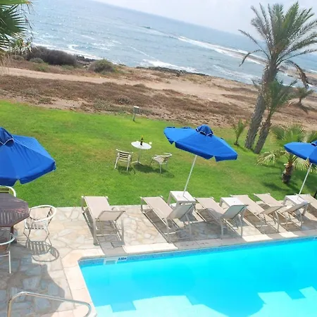 Sea Front Villa, Heated Private Pool, Amazing Location Paphos 323 别墅 *