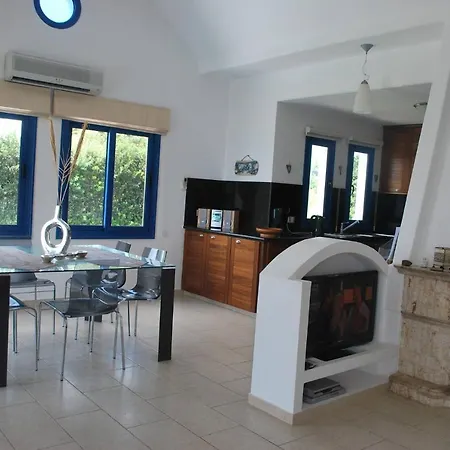 Sea Front Villa, Heated Private Pool, Amazing Location Paphos 323 别墅