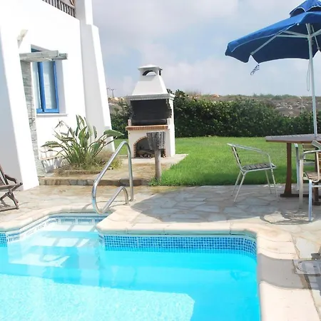 Sea Front Villa, Heated Private Pool, Amazing Location Paphos 323 别墅 *