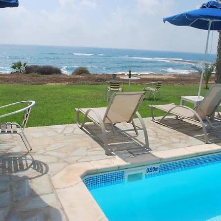 Sea Front Villa, Heated Private Pool, Amazing Location Paphos 323 别墅