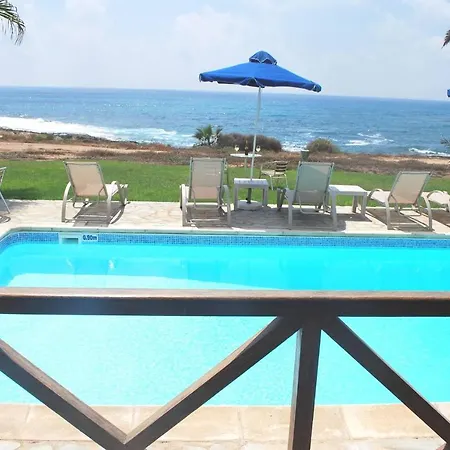 Sea Front Villa, Heated Private Pool, Amazing Location Paphos 323 别墅 *