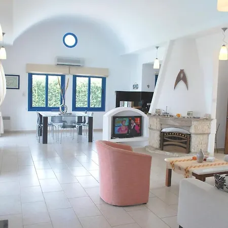 Sea Front Villa, Heated Private Pool, Amazing Location Paphos 323 Villa Kissonerga