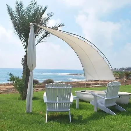 Sea Front Villa, Heated Private Pool, Amazing Location Paphos 323 * 基索内加