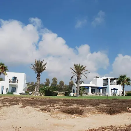 Sea Front Villa, Heated Private Pool, Amazing Location Paphos 323 别墅