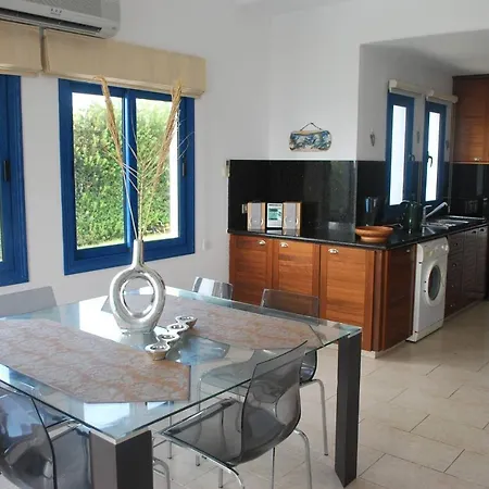 别墅 Sea Front Villa, Heated Private Pool, Amazing Location Paphos 323 *
