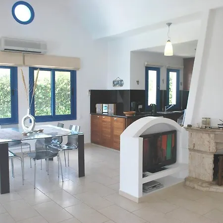 Sea Front Villa, Heated Private Pool, Amazing Location Paphos 323