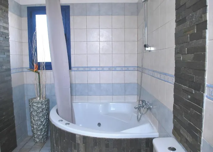 Sea Front Villa, Heated Private Pool, Amazing Location Paphos 323