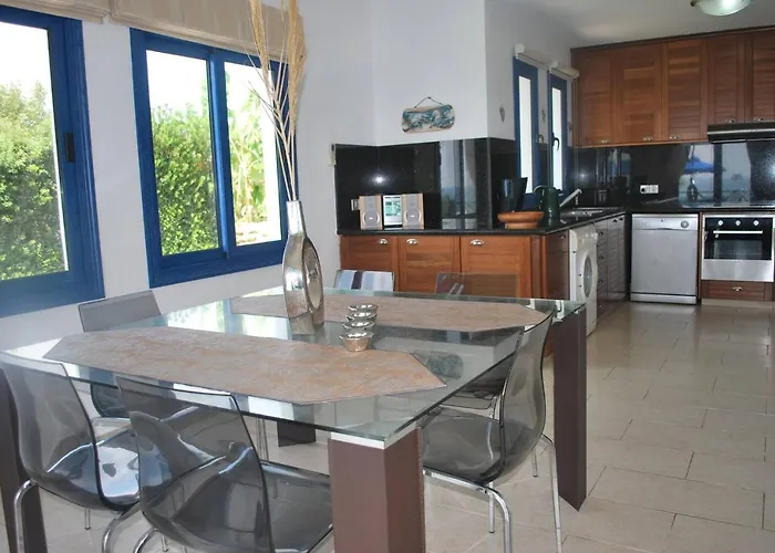 Villa Sea Front Villa, Heated Private Pool, Amazing Location Paphos 323 *