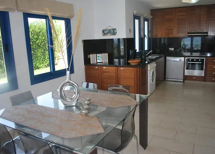 Sea Front Villa, Heated Private Pool, Amazing Location Paphos 323 Kissonerga
