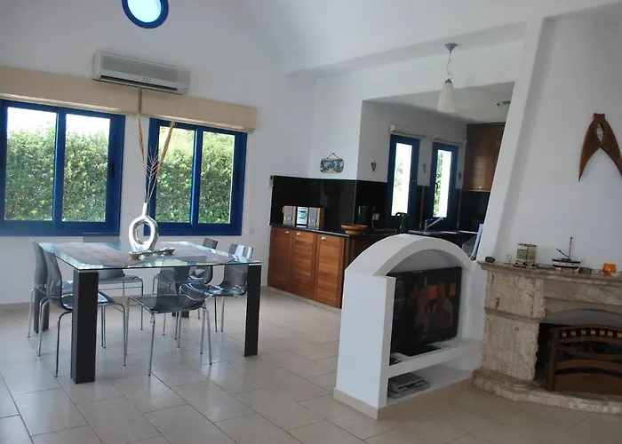 Sea Front Villa, Heated Private Pool, Amazing Location Paphos 323 Villa