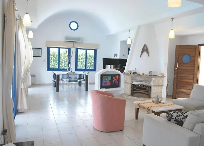 Sea Front Villa, Heated Private Pool, Amazing Location Paphos 323 Villa Kissonerga