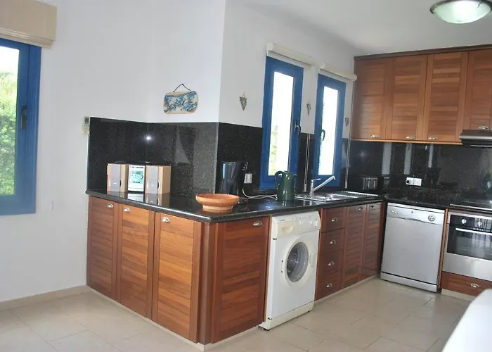 Villa Sea Front Villa, Heated Private Pool, Amazing Location Paphos 323