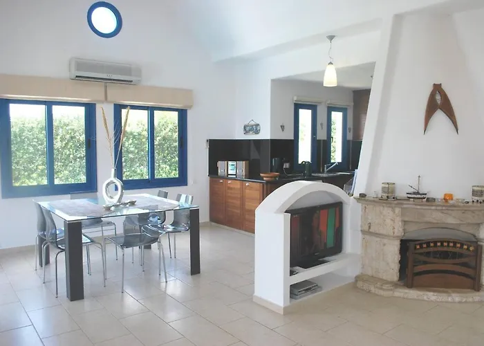 Sea Front Villa, Heated Private Pool, Amazing Location Paphos 323